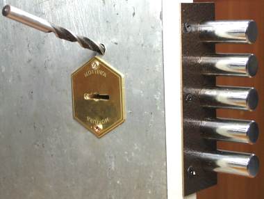 Типичный способ взлома дверного замка