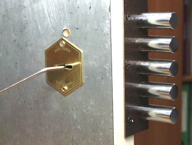 Типичный способ взлома дверного замка